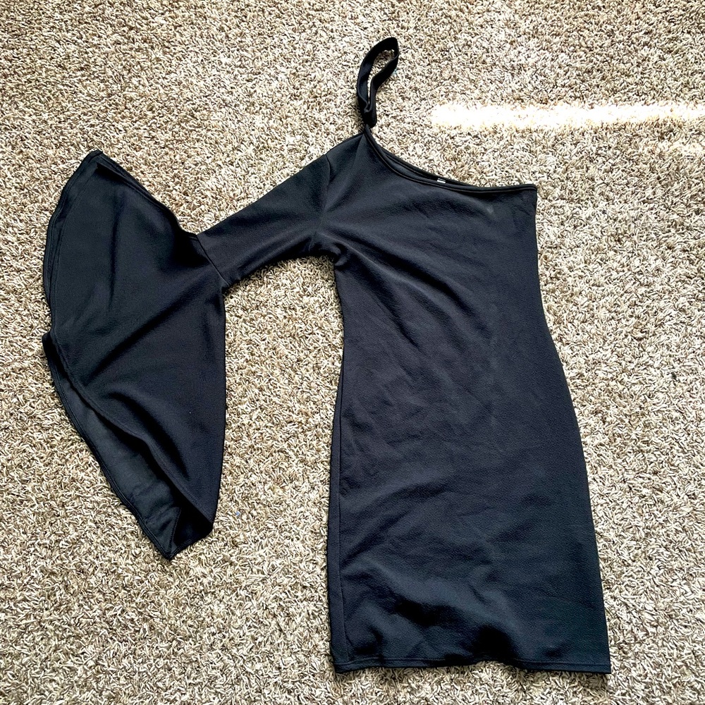 One-shoulder black batwing party dress